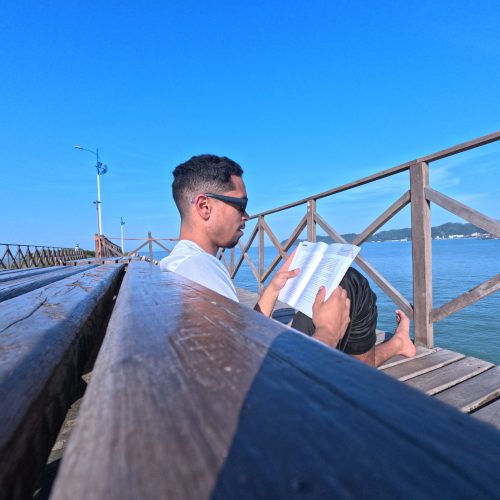 O nômade digital é um profissional que trabalha remotamente, podendo exercer suas atividades em qualquer lugar do mundo, desde que tenha acesso à internet. Para se tornar um nó digital, é necessário seguir alguns passos importantes: