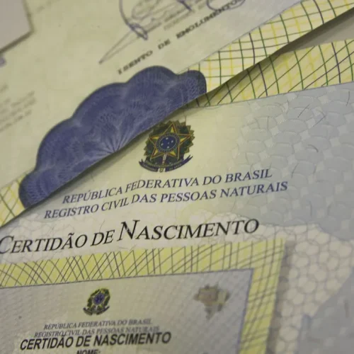É importante notar que alguns documentos podem precisar de apostila ou tradução juramentada, especialmente se emitidos em países estrangeiros.