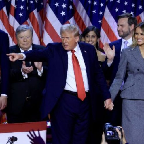 A vitória de Donald Trump nas eleições presidenciais de 2024 demonstrou mais uma vez o poder transformador do marketing digital na política moderna. Sua campanha utilizou estratégias inovadoras e, por vezes controversas, para moldar o resultado da eleição.