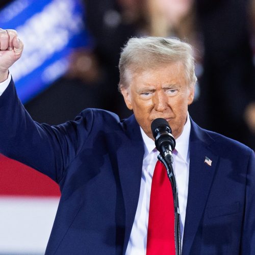 O retorno de Donald Trump à presidência dos Estados Unidos nas eleições de 2024 oferece importantes lições sobre o uso eficaz do marketing digital em campanhas políticas.